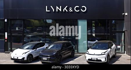 Tavagnacco, Italia. Aprile 26 2026. Logo Lynk & co sulla facciata della concessionaria ufficiale. È una multinazionale cinese di produzione automobilistica Foto Stock