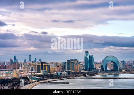 Vista panoramica dello skyline di Baku dall'Highland Park, con il Crescent Hotel e il Mar Caspio. Foto Stock