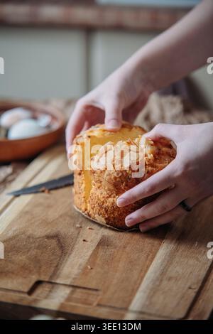 Pane pasquale fatto in casa con condimento alle mandorle Foto Stock