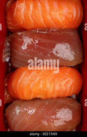 Nigiri con salmone e tonno primo piano macro Foto Stock
