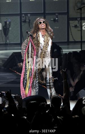 Cantante e animatore Steven Tyler è mostrato esibirsi sul palco durante un 'live' aspetto di concerto con Aerosmith. Foto Stock