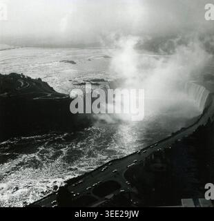 Vista aerea delle Horseshoe Falls, la più grande delle tre cascate che compongono le cascate del Niagara, vista sul lato canadese dell'Ontario, 1966 Foto Stock