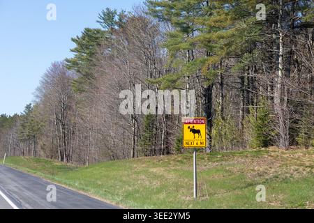 Sidney, Maine, Stati Uniti - 7 maggio 2026: Un cartello stradale avverte i conducenti di osservare l'alce mentre viaggiano verso sud sull'Interstate 95. Solo per uso editoriale. Foto Stock