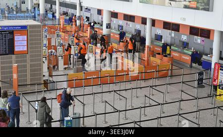 Area check-in aeroportuale easyJet con check-in e consegna self-service Foto Stock