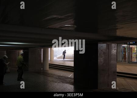 Le persone si riuniscono in un'area urbana vivace, mentre gli altri trovano un momento di solitudine. Khreshchatyk, Kiev, Ucraina, 8 maggio 2026 Foto Stock