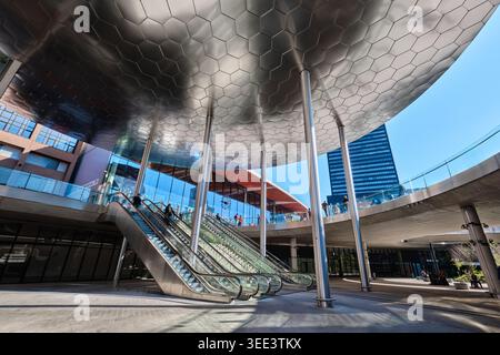 Lione, Francia - 19 marzo 2026: Moderno baldacchino circolare con motivo esagonale e scale mobili alla stazione Gare de Lyon Part Dieu Foto Stock