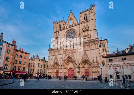 Lione, Francia - 19 marzo 2026: Ampia vista serale della cattedrale di Saint-Jean-Baptiste e della piazza circostante nello storico quartiere Vieux Lyon Foto Stock