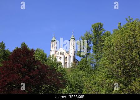 Vista panoramica della chiesa di Heilig Kreuz (Heilig Kreuz) che sorge sopra gli alberi sulla collina di Kalvarienberg, Bad Tölz, alta Baviera, Germania, Europa Foto Stock