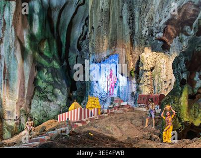 Kuala Lumpur, Malesia - 18 febbraio 2025: Colorati santuari e statue indù, tra cui Lord Murugan, all'interno del complesso del tempio illuminato delle grotte di Batu Foto Stock
