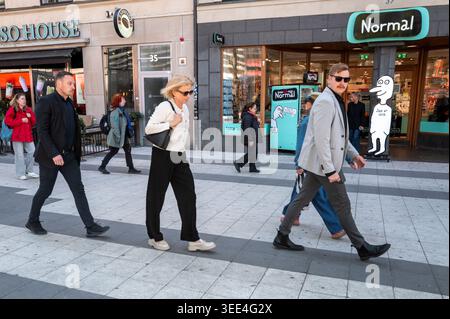 Stoccolma, Svezia. 8 maggio 2026. Il 22 aprile 2026, il ministro delle Finanze svedese Elisabeth Svantesson cammina con il personale di sicurezza lungo Drottninggatan, nel centro di Stoccolma in Svezia. Drottninggatan è una delle strade pedonali più trafficate della capitale svedese e un'area popolare per lo shopping, il turismo e la vita quotidiana della città. (Credit Image: © Joel Lindhe/ZUMA Press Wire) SOLO PER USO EDITORIALE! Non per USO commerciale! Crediti: ZUMA Press, Inc./Alamy Live News Foto Stock