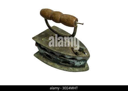 Un profilo laterale di un tradizionale ferro al carbone d'epoca con chiusura decorativa a forma di gallo. In ghisa pesante con un classico legno Foto Stock