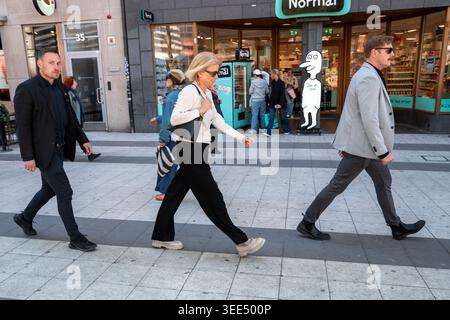 Stoccolma, Svezia. 8 maggio 2026. Il ministro delle Finanze svedese ELISABETH SVANTESSON CAMMINA con il personale di sicurezza lungo Drottninggatan nel centro di Stoccolma in Svezia. Drottninggatan è una delle strade pedonali più trafficate della capitale svedese e un'area popolare per lo shopping, il turismo e la vita quotidiana della città. (Credit Image: © Joel Lindhe/ZUMA Press Wire) SOLO PER USO EDITORIALE! Non per USO commerciale! Foto Stock