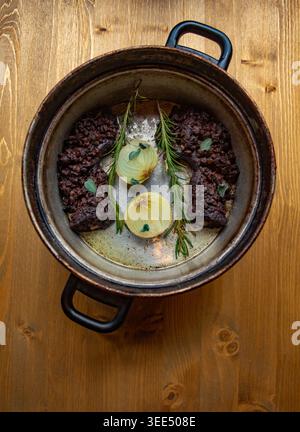 Budino nero con rosmarino e cipolla Foto Stock