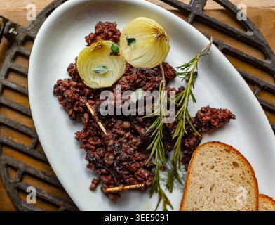 Budino nero con rosmarino e cipolla Foto Stock