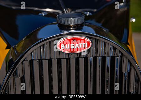 Primo piano del logo del radiatore per auto vintage Bugatti Foto Stock