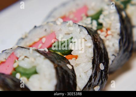 Panini di sushi con ripieni colorati serviti su un piatto Foto Stock