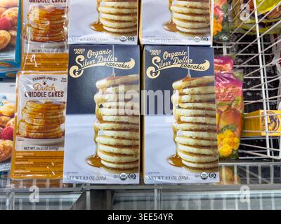 Los Angeles, California, Stati Uniti - 01-01-2025: Una vista di diversi pacchetti di pancake organici al dollaro d'argento di Trader Joe. Foto Stock