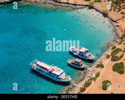 Vista aerea di barche turistiche e nuotatori alla spiaggia di Kolokitha, Creta, Grecia Foto Stock