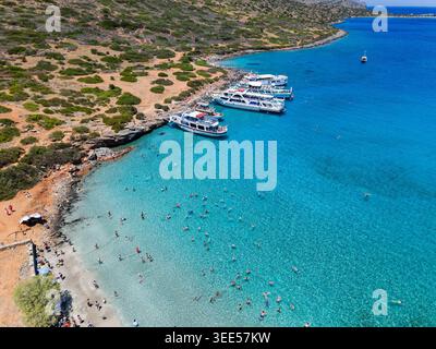Foto dall'alto angolo della penisola di Kolokitha che mostra la costa rocciosa e la spiaggia affollata Foto Stock