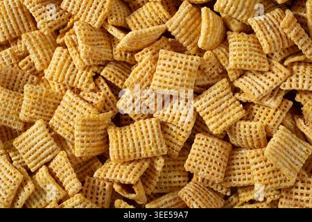 Vista dall'alto verso il basso di una pila di cereali quadrati di mais, come sfondo. Foto Stock
