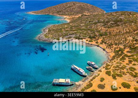 Vista dall'alto della splendida spiaggia di sabbia e della costa rocciosa della Grecia Foto Stock
