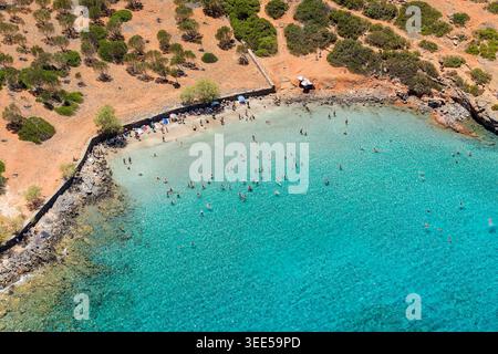 Spiaggia di sabbia affollata e acque cristalline sulla penisola di Kolokitha, Creta Foto Stock