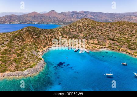 Foto ad angolo alto della splendida baia mediterranea con acque cristalline e colline Foto Stock