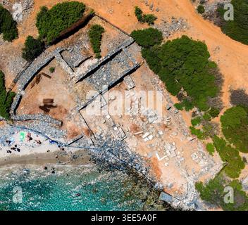 Vista aerea delle rovine della basilica paleocristiana sulla spiaggia di Kolokitha vicino a Elounda Foto Stock