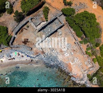 Rovine storiche del sito archeologico accanto a una spiaggia sabbiosa con acque cristalline Foto Stock