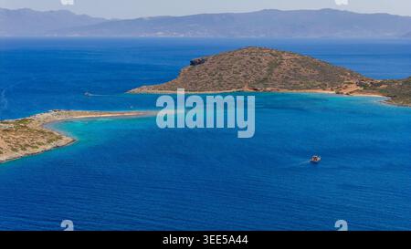 Vista ad alto angolo di Kolokitha e del turchese Mar Egeo vicino a Elounda, Creta Foto Stock