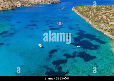Vista dall'alto della panoramica costa del Mar Egeo con barche turistiche in Grecia Foto Stock