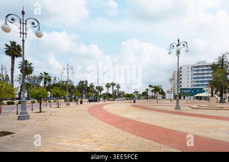 Larnaca, Cipro. 5 maggio 2026. vista panoramica sul lungomare nel centro della città Foto Stock