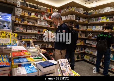 Tokyo, Giappone. 15 aprile 2026. Gli acquirenti guardano i libri in una libreria nel centro di Tokyo, in Giappone Foto Stock