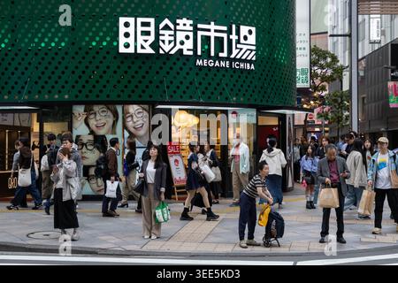 Tokyo, Giappone. 15 aprile 2026. Persone che camminano vicino al Megane Ichiba Optical Store nel quartiere Shibuya nella città di Tokyo, Giappone Foto Stock