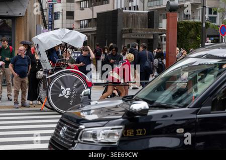Tokyo, Giappone. 15 aprile 2026. Un risciò guida lungo la via Kaminarimon-dori vicino alla porta Kaminarimon (porta del tuono) del Tempio Sensoji nel quartiere Asakusa della città di Tokyo, in Giappone Foto Stock