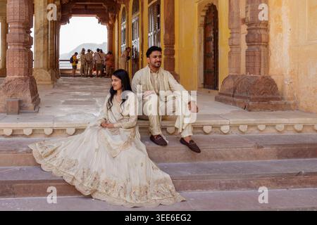 Questa immagine mostra una giovane coppia indiana che scatta fotografie pre-matrimonio all'Amber Palace Foto Stock