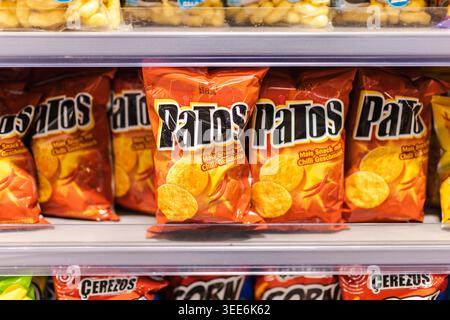 Dortmund, Germania, 6 maggio 2026: Pacchetti di patatine speziate sullo scaffale del supermercato, sacchetti di snack colorati esposti nell'atrio del negozio di alimentari Foto Stock