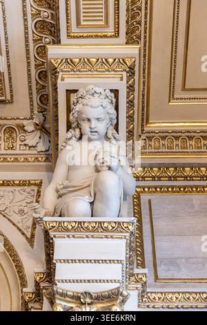 Vienna, Austria - 8 settembre 2024: Scultura dell'Angelo parte dell'interno del Teatro dell'Opera di Vienna a Vienna in Austria Foto Stock