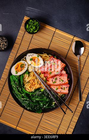 Tradizionale zuppa di noodle di ramen con petto, spinaci e uova. Vista dall'alto. Foto Stock