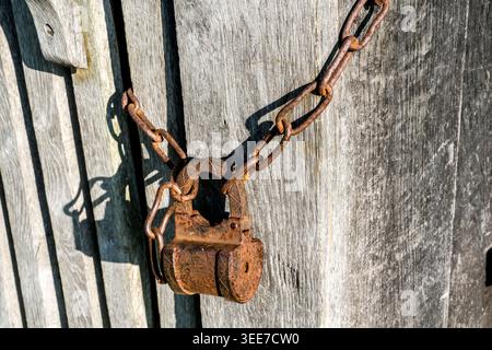 Lucchetto medievale su un vecchio capannone di legno, la casa medievale ricostruita, XIII secolo, Nienover, Bodenfelde, bassa Sassonia, Germania Foto Stock