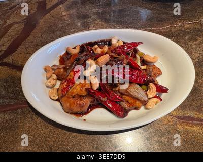 Pollo cinese Kung Pao con anacardi Foto Stock