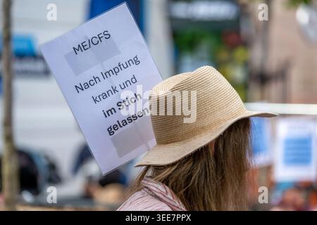 9 maggio 2026, Baviera, Norimberga: Una donna porta un cartello con la scritta "ME/CFS - malato e abbandonato dopo la vaccinazione". In occasione della "giornata internazionale di sensibilizzazione ME/CFS”, i malati, i parenti e i sostenitori stanno attirando l'attenzione sulla situazione delle persone affette da ME/CFS, una grave malattia multisistemica che finora è stata poco studiata. Circa 400 persone partecipano alla manifestazione a Norimberga. Foto: Pia Bayer/dpa Foto Stock