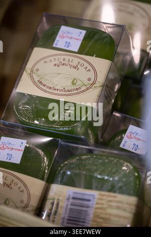 CHIANG mai, THAILANDIA - 8 MAGGIO 2026: Saponette trasparenti naturali con estratto di foglie di oliva in mostra presso un negozio Royal Project. Foto Stock