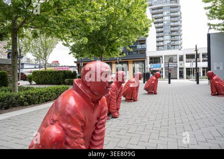 L'incontro delle statue dei monaci buddisti rossi al Miramar Plaza in Johnston Road a White Rock, Columbia Britannica, Canada Foto Stock