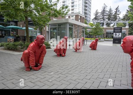 L'incontro delle statue dei monaci buddisti rossi al Miramar Plaza in Johnston Road a White Rock, Columbia Britannica, Canada Foto Stock