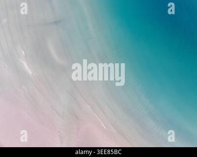 Vista aerea della baia di Gruinard che mostra la spiaggia sabbiosa con motivi ondulati che incontrano le acque turchesi di Gruinard, Scozia, Regno Unito. Foto Stock