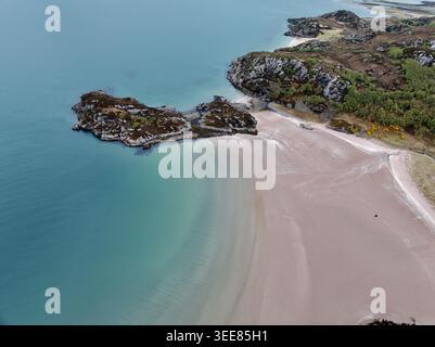Vista aerea delle acque turchesi e delle coste sabbiose della Gruinard Bay con affioramenti rocciosi e verdi colline di Gruinard, Scozia, Regno Unito. Foto Stock