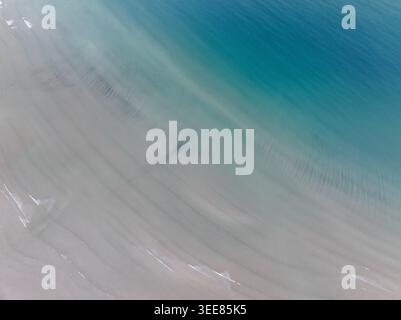 Vista aerea della spiaggia sabbiosa e delle acque turchesi di Gruinard Bay con dolci increspature e onde Gruinard, Scozia, Regno Unito. Foto Stock
