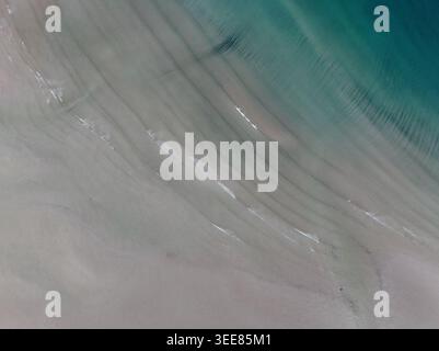 Vista aerea della costa sabbiosa di Gruinard Bay con onde dolci e onde turchesi Gruinard, Scozia, Regno Unito. Foto Stock