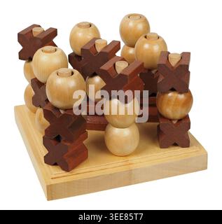 Gioco 3d tic-tac-toe in legno isolato su sfondo bianco Foto Stock